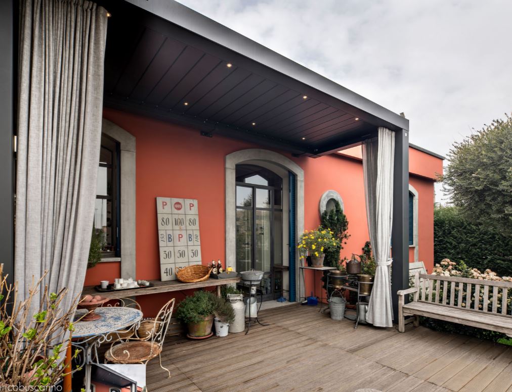 PERGOLA BIOCLIMATICA A LAMELLE ORIENTABILI ADDOSSATA PERGOKLIMA R610